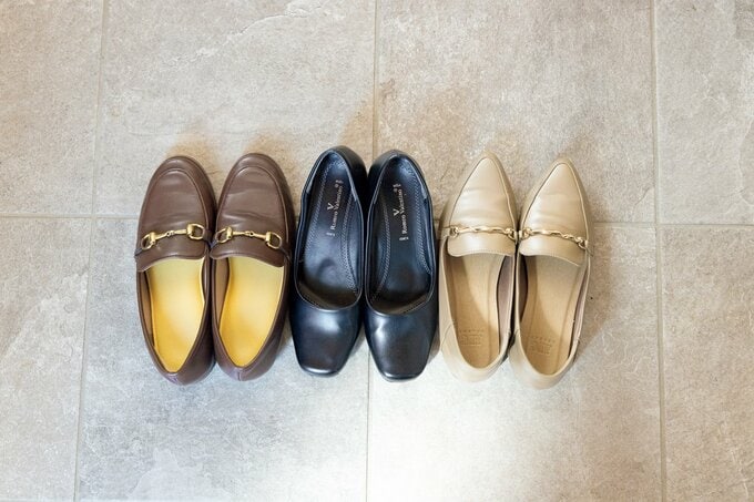 向きを交互に並べられた3足の靴