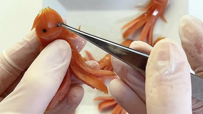 目の穴に黒ゴマをはめ込む