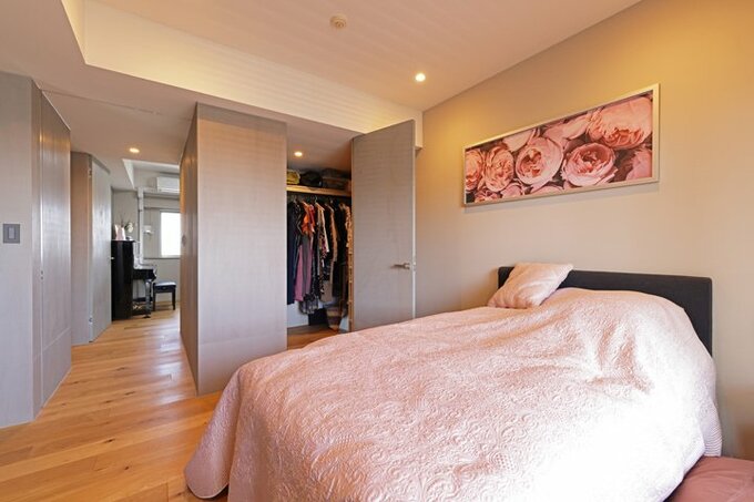 大容量のウォークインクローゼットを新設した寝室