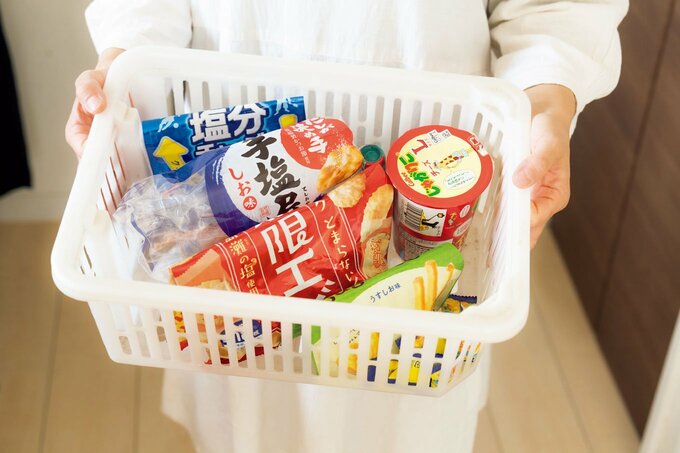 白カゴの中お菓子など