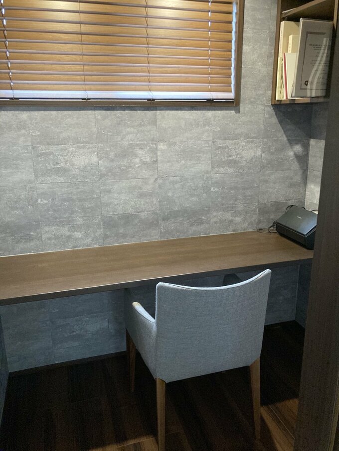 最低限のスペースにとどめた書斎