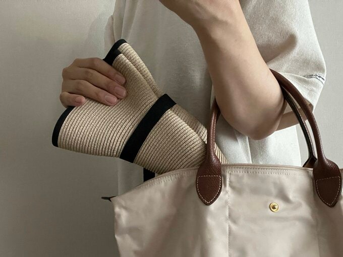 出先で帽子を脱いだときに、さっとバッグにしまえます