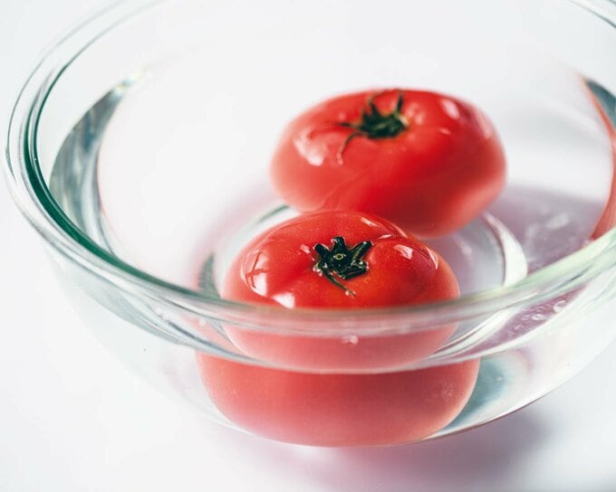 水に浸したトマト