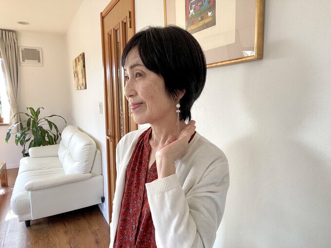 長めのイヤリングを身に着けるライフさん