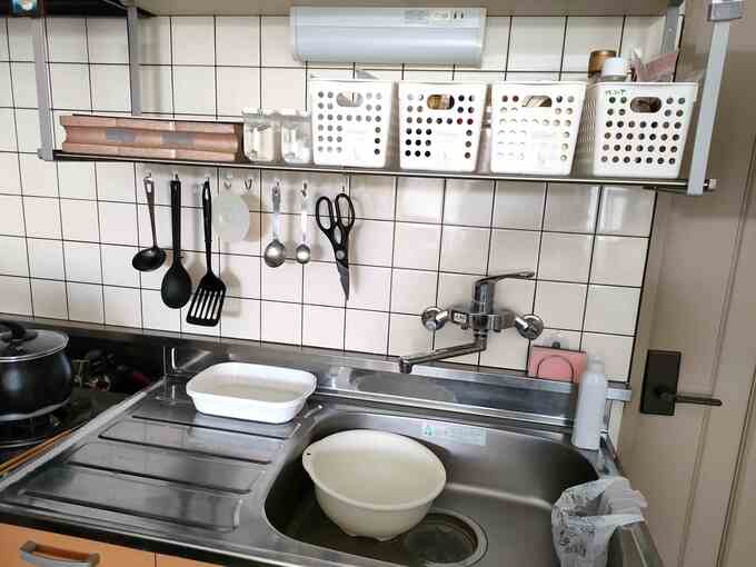 キッチンの様子。三角コーナーは持たず、洗い物は水につけて寝ることも