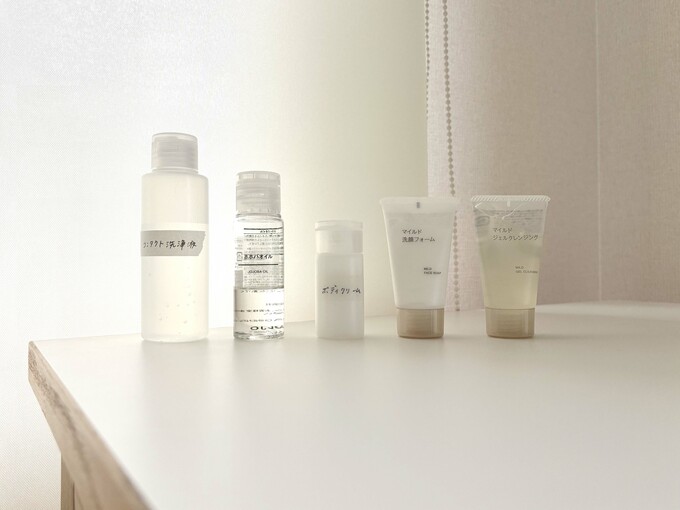 洗面用具などを小分けの容器に入れている