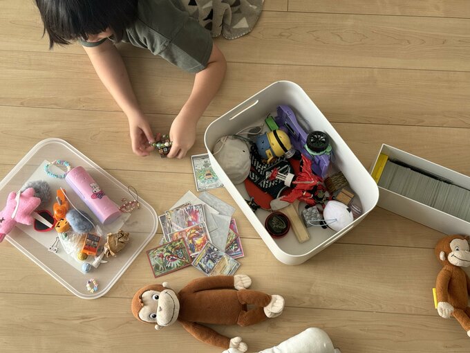 オモチャで遊ぶ子ども