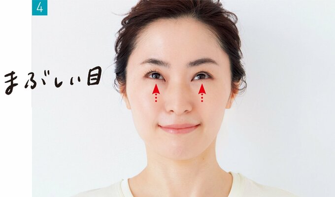 目を開きまぶしい目をする女性