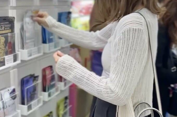 買い物をする女性