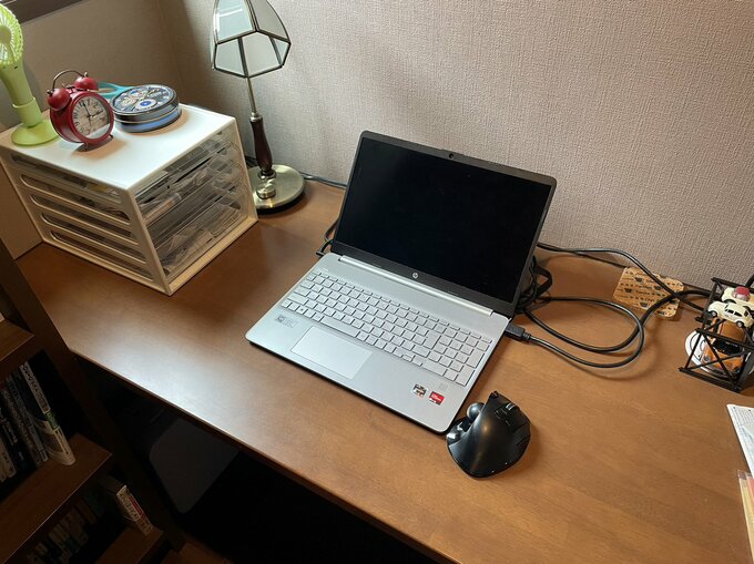 つくりつけのテーブルは高さも奥行きもちょうどいい