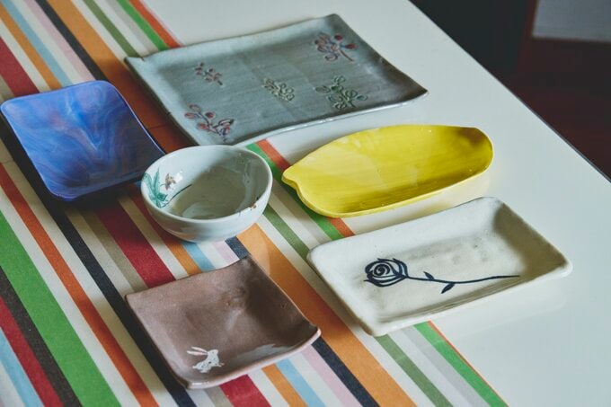 友人の作品であるカラフルなお皿