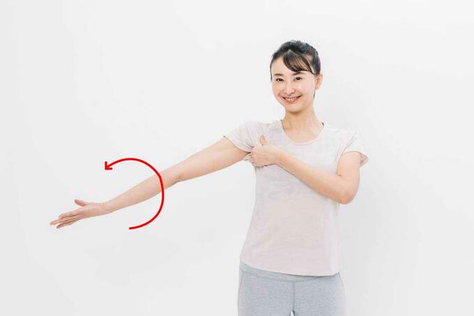 押しながら腕をひねって戻す