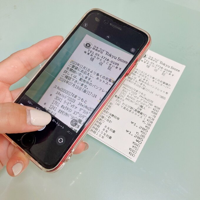 スマホでアプリを使用している様子