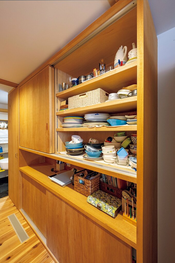 玄関→キッチンの動線上にリビング収納