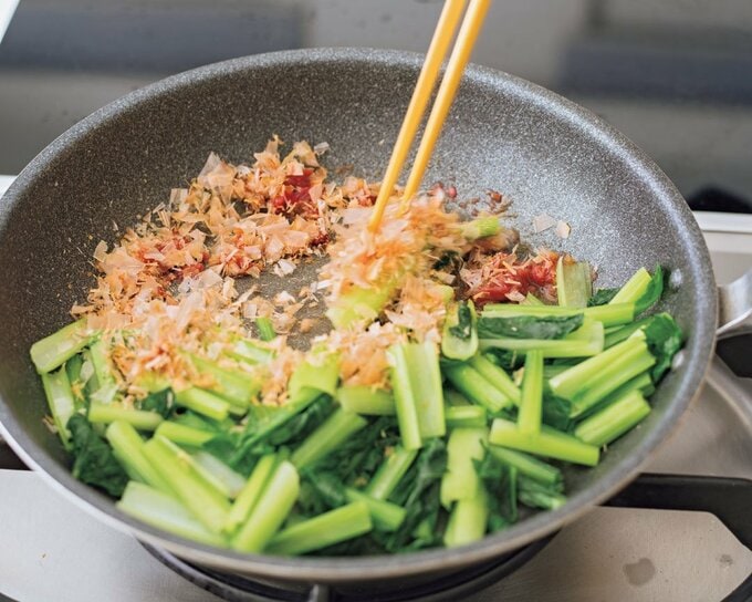 フライパンに野菜とカツオ節