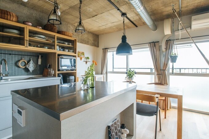 コンパクトサイズのキッチンとダイニング