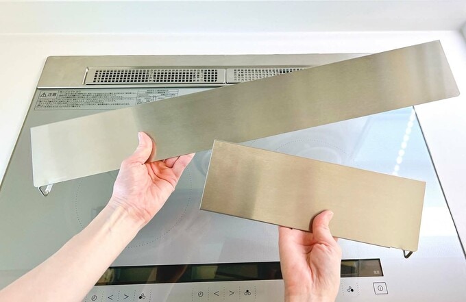 排気口カバーを分解しているところ