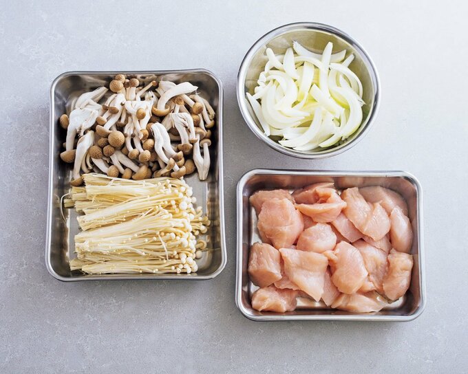 バットに鶏肉キノコタマネギ