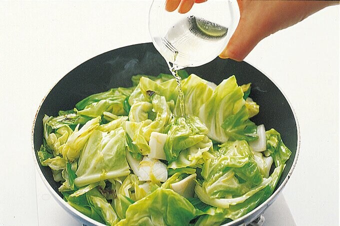 キャベツに酢をかける