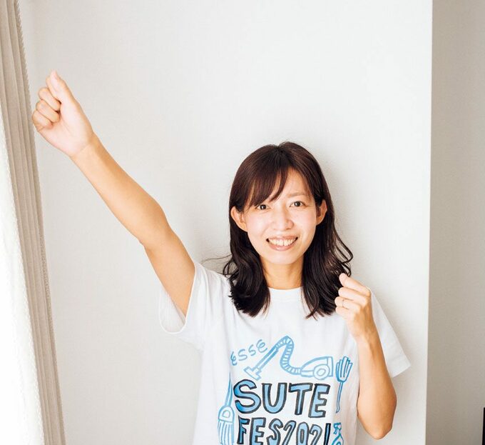 片腕あげる女性