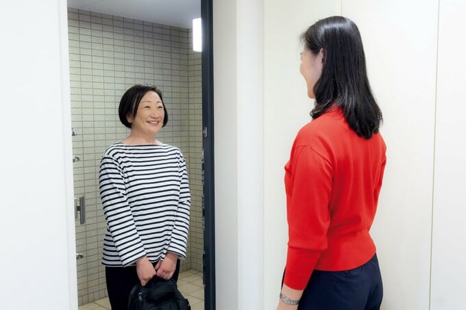 自宅を訪れたハウスキーパーを出迎える女性