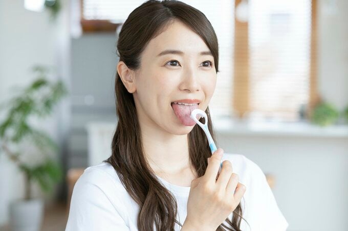 舌みがきをする女性