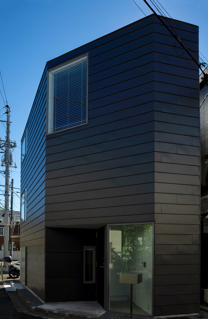 変形した外観の建物