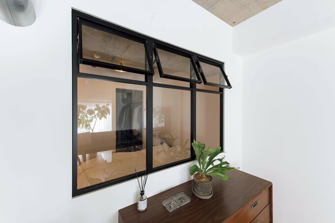 リビングから寝室を見る