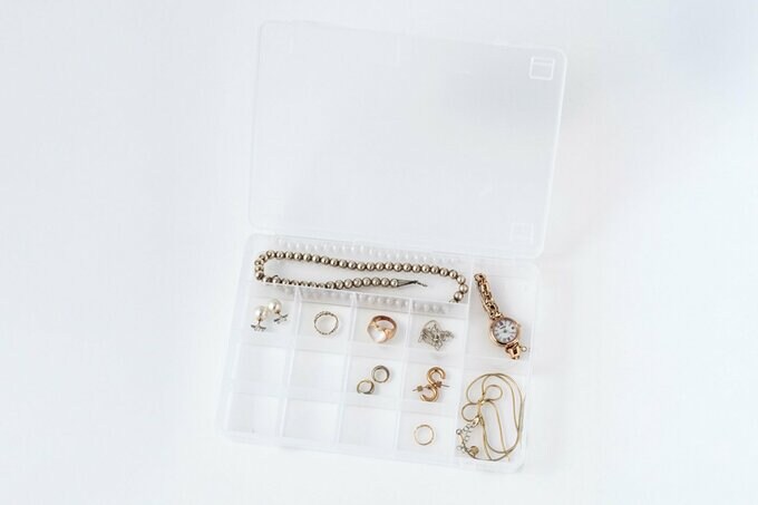 アクセサリーが入った「DAISO SHIKIRI」