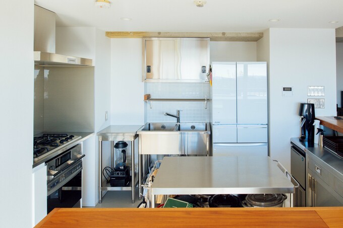 キッチンは業務用の設備機器を組み合わせて