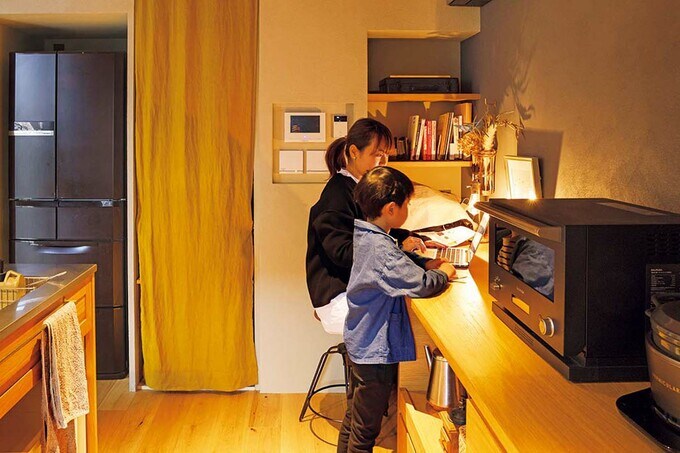 キッチンの造作カウンターの一角に、妻専用のワークスペースを設置。