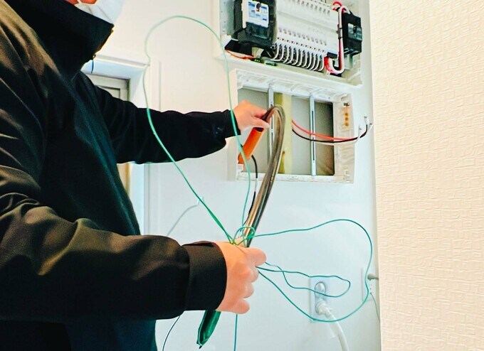 分電盤の電気配線作業