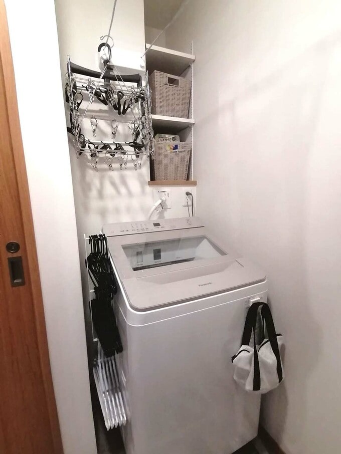 洗濯機の上に洗濯ワイヤーを設置