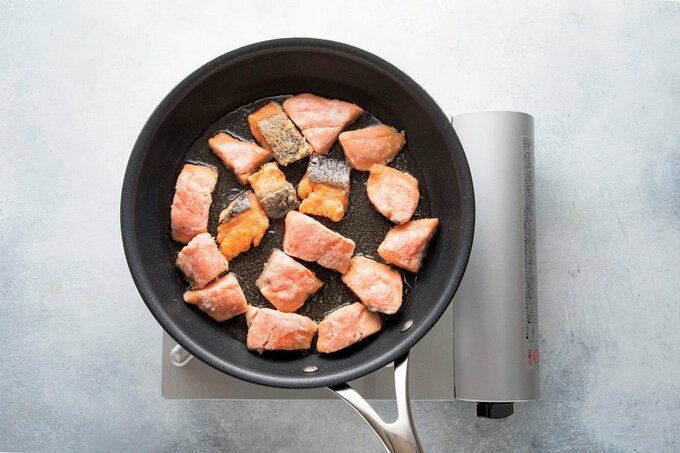 フライパンに鮭