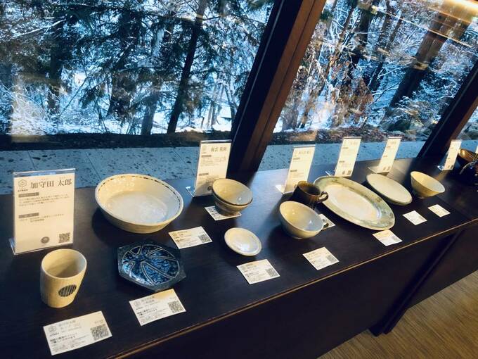 並べられている陶器