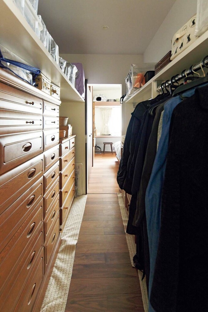 母の部屋とHさんの寝室の両方から使えるウォークインクーロゼット