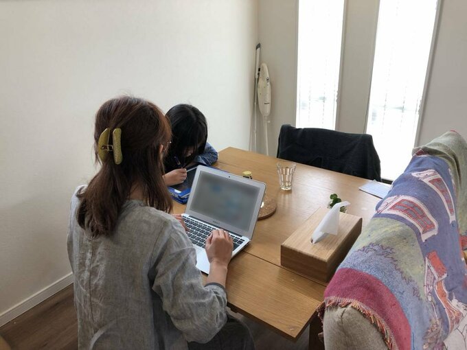 パソコンを操作する女性と子ども