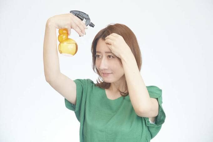 髪にスプレー