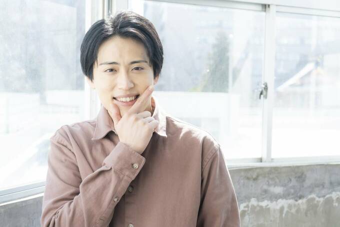 ポーズをとる男性