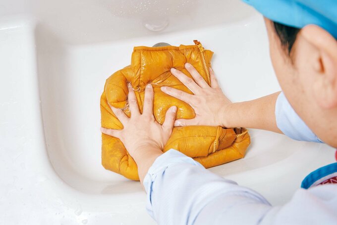 ダウンを押して軽く水気を取る