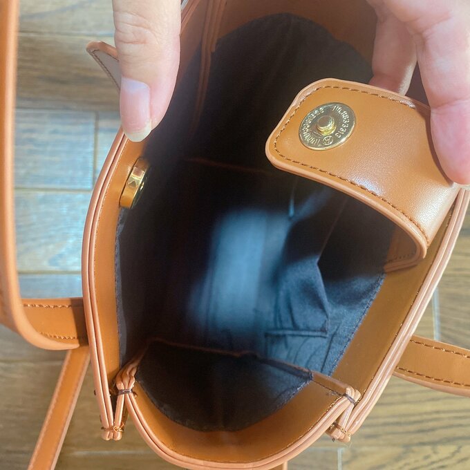 内側には小さな内ポケット
