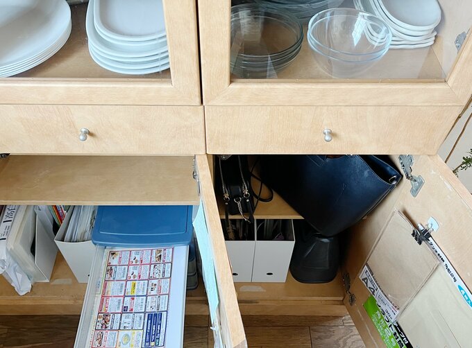食器棚に一時置きの場所をつくる