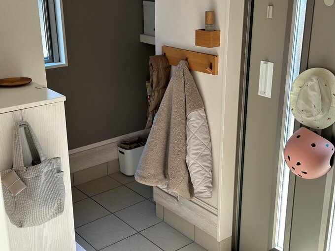 つうさん玄関のアウター掛け