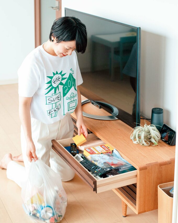 引き出しを開ける画像