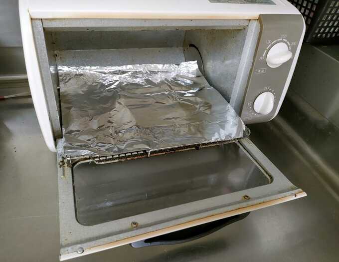 トースターの網の上にアルミホイル