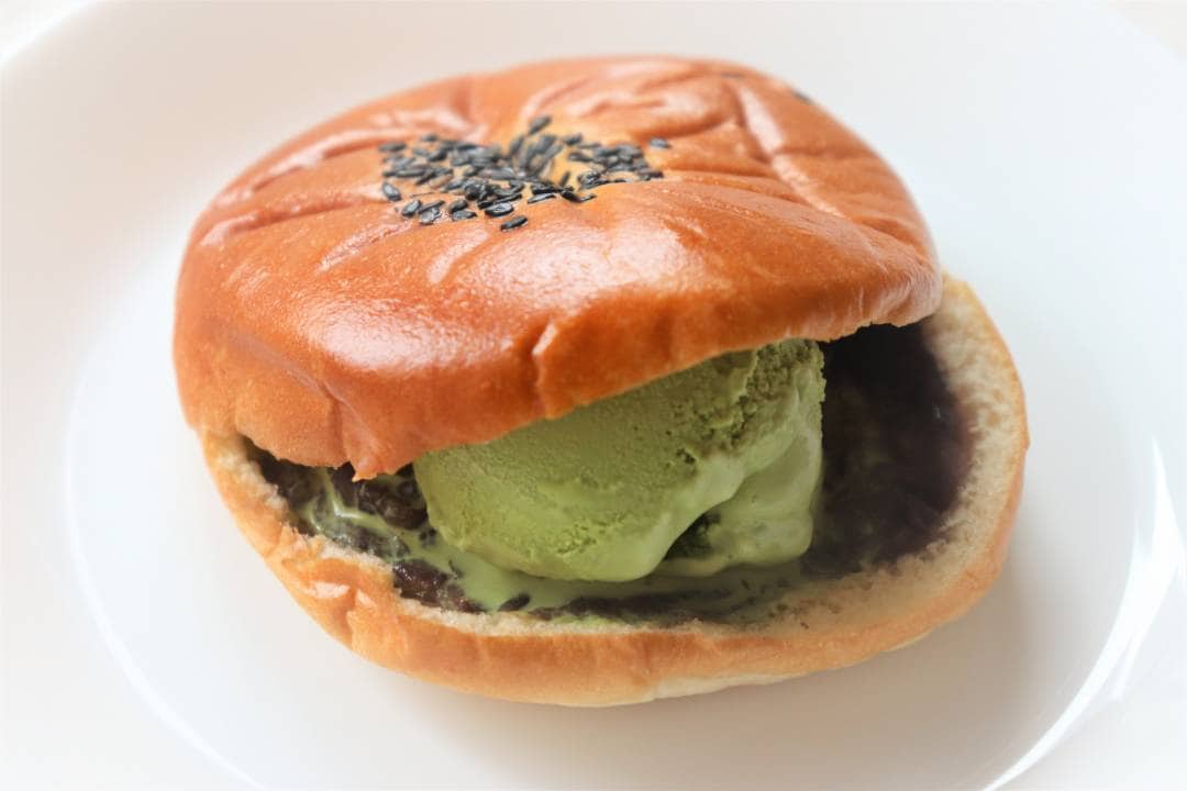あんぱんに抹茶アイスを挟んだら…絶品パン×アイスおやつ | ESSEonline