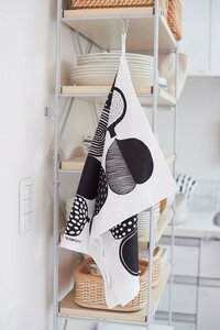 ダイニングから丸見えの食器棚は、視線の高さに布をつるしてカバー