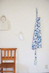 さわやかなエプロンの色が白い壁のクールなアクセントに