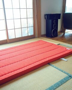 和室に体操マットを敷き、子どもの遊び場に