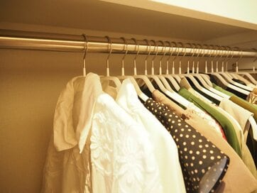 もうコーデに悩まない！3ステップで服を捨て、快適なクローゼットに